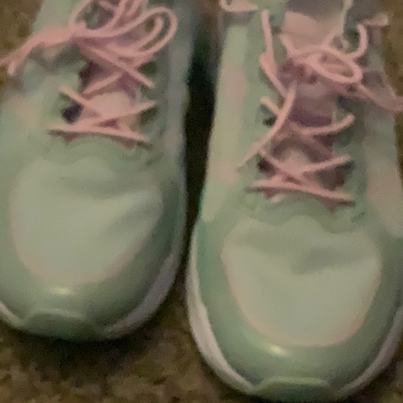 Fabletics sneaker w7 green and pink , nice used condition. Only worn a few times - Picture 6 of 6